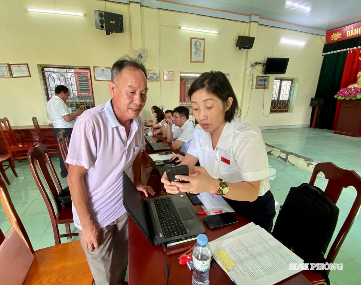 Không chỉ dừng lại ở tiếp nhận, giải quyết hồ sơ thủ tục hành chính, cán bộ, công chức còn tận tình hướng dẫn người dân sử dụng tài khoản VNeID, đẩy mạnh phong trào bình dân học vụ tới người trung, cao tuổi 