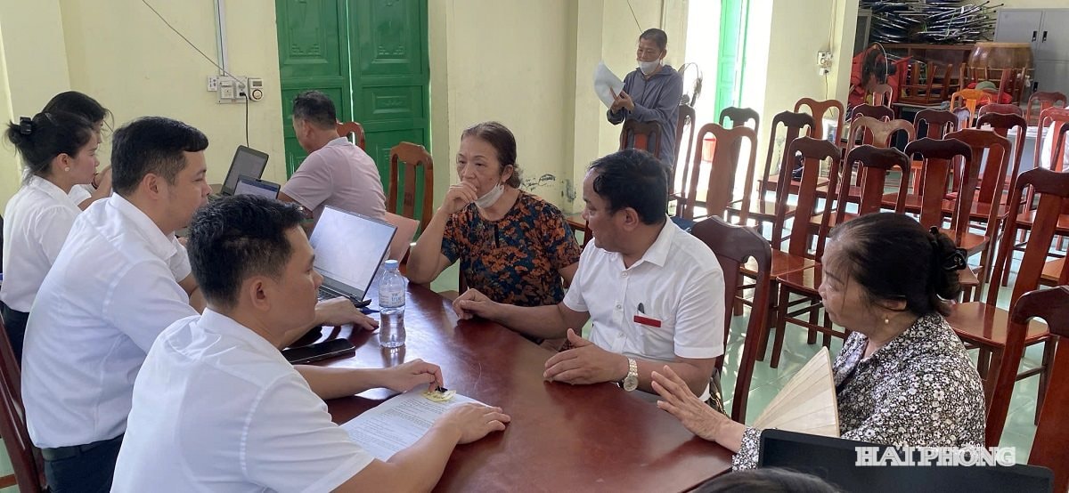 Cán bộ, công chức Trung tâm phục vụ hành chính công phường Thiên Hương nhiệt tình hướng dẫn người dân, nhất là người cao tuổi tại tổ dân phố Lâm Động 2.