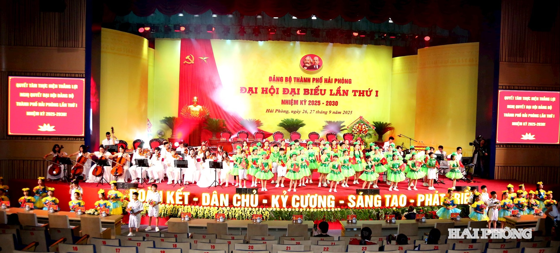 Các tiết mục nghệ thuật chào mừng Đại hội Đảng bộ thành phố. Ảnh Đỗ Hiền
