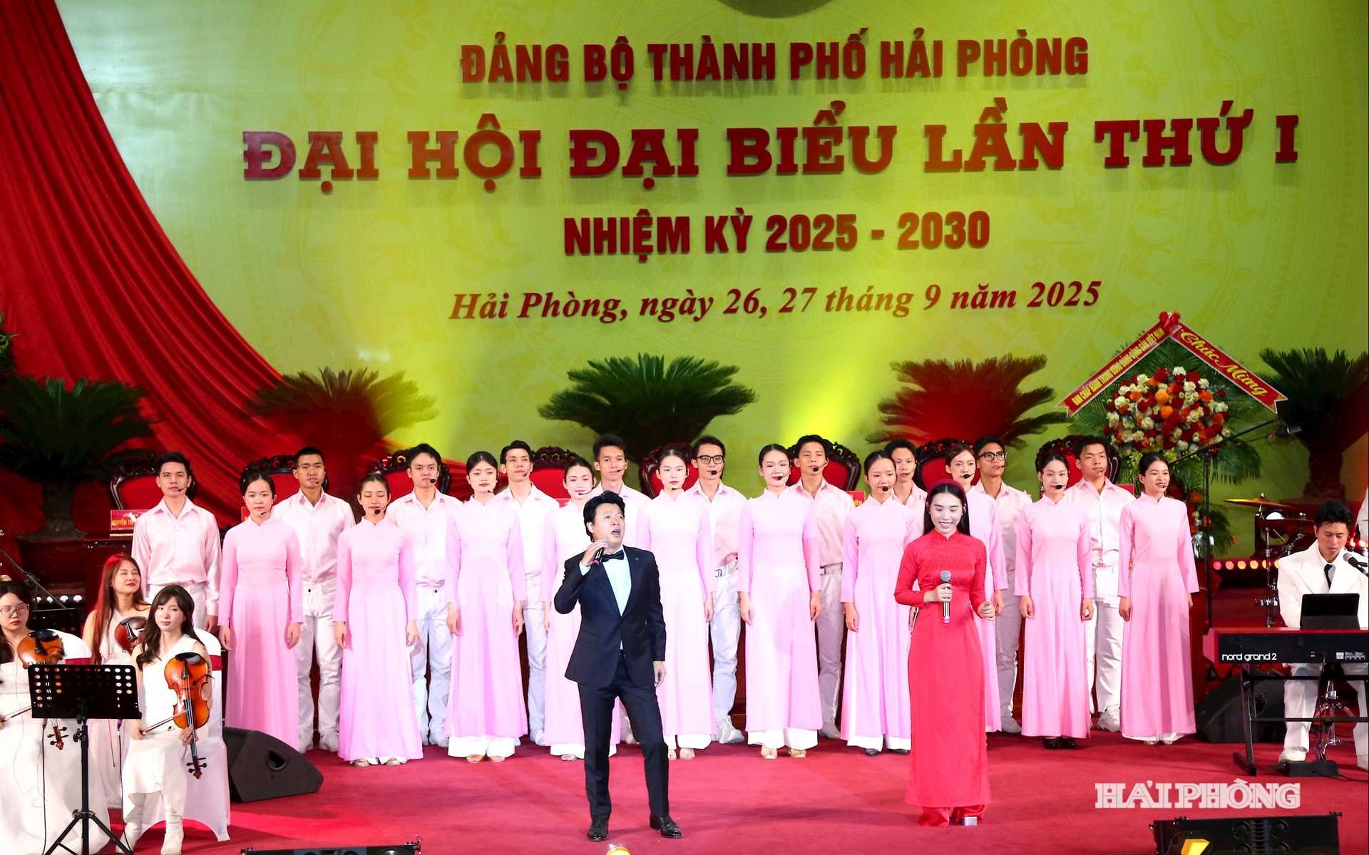 Các tiết mục nghệ thuật chào mừng Đại hội Đảng bộ thành phố. Ảnh Đỗ Hiền