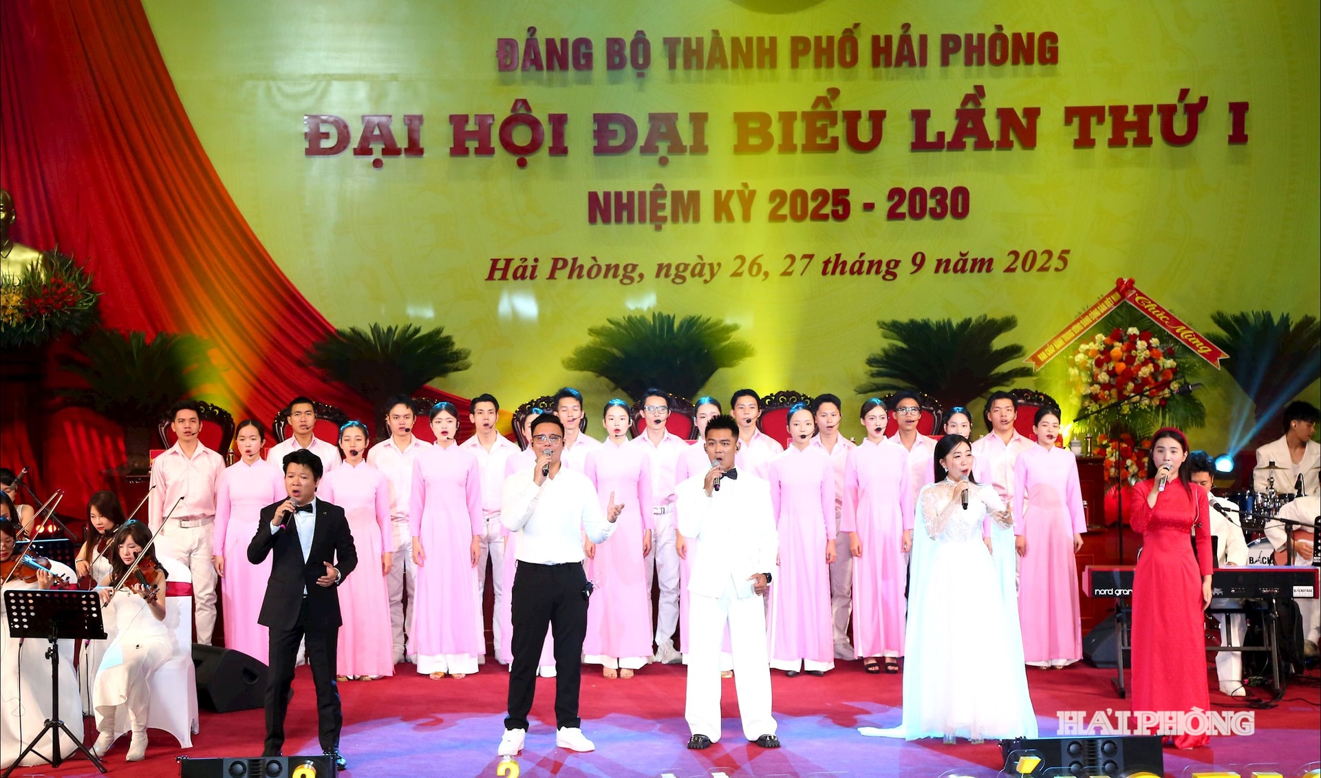 Các tiết mục nghệ thuật chào mừng Đại hội Đảng bộ thành phố. Ảnh Đỗ Hiền
