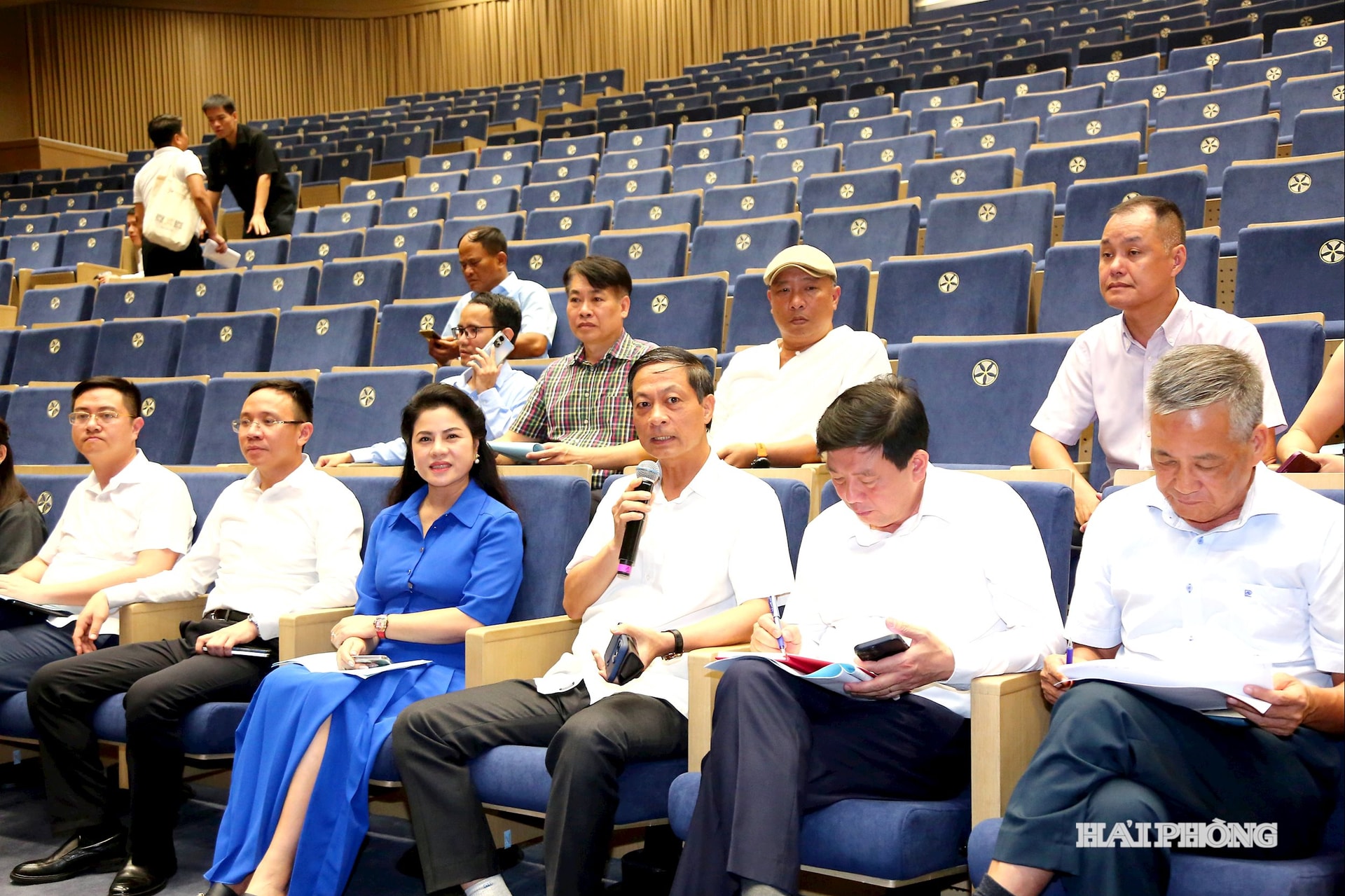 Đồng chí Đỗ Mạnh Hiến, Phó bí thư Thường trực Thành ủy cùng các đồng chí lãnh đạo các Ban, Ngành, Sở tổng duyệt chương trình văn nghệ chào mừng Đại hội Đảng bộ thành phố. Ảnh Đỗ Hiền