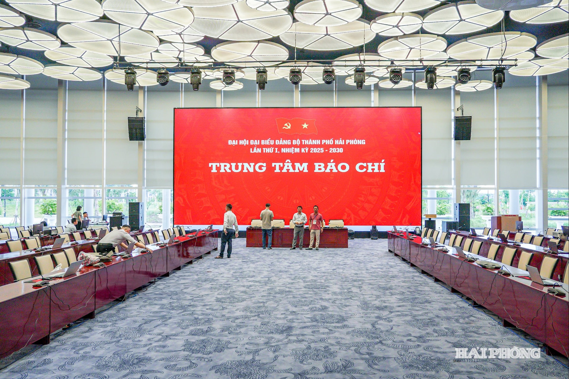 Không gian làm việc của phóng viên báo chí Trung ương và địa phương đã được chuẩn bị đầy đủ, bảo đảm điều kiện tác nghiệp, kịp thời truyền tải không khí và kết quả Đại hội tới nhân dân.