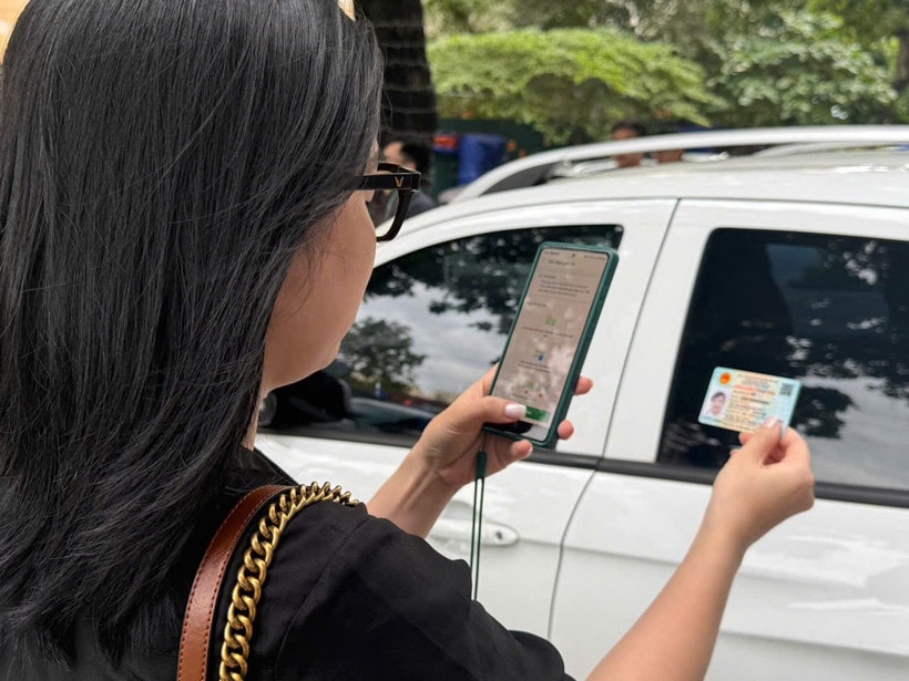 Chủ phương tiện thực hiện định danh ngay trên ứng dụng VETC. (Ảnh: PV/Vietnam+)