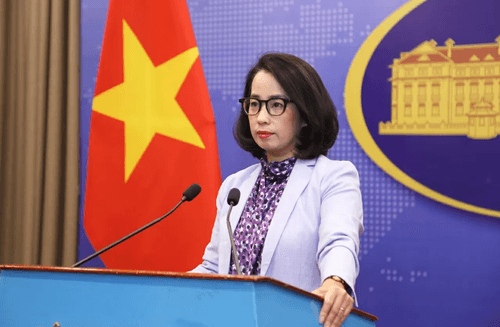 Người phát ngôn Bộ Ngoại giao Phạm Thu Hằng phát biểu tại Họp báo thường kỳ. (Ảnh: Báo Thế giới & Việt Nam) screenshot-77.png