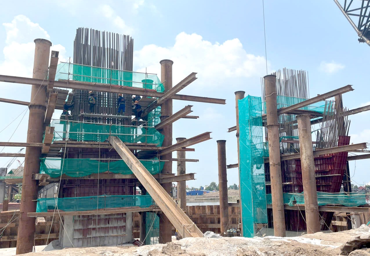 Tại dự án đường Vành đai 2 đoạn tuyến Tân Vũ - Hưng Đạo - đường Bùi Viện, các mũi thi công đang được triển khai tích cực để phấn đấu đưa dự án vào khai thác trong dịp 30/4 và 1/5/2027 theo chỉ đạo mới nhất của đồng chí Lê Ngọc Châu, Phó bí thư Thành ủy, Chủ tịch UBND thành phố tại cuộc kiểm tra tiến độ dự án ngày 13/9 vừa qua.