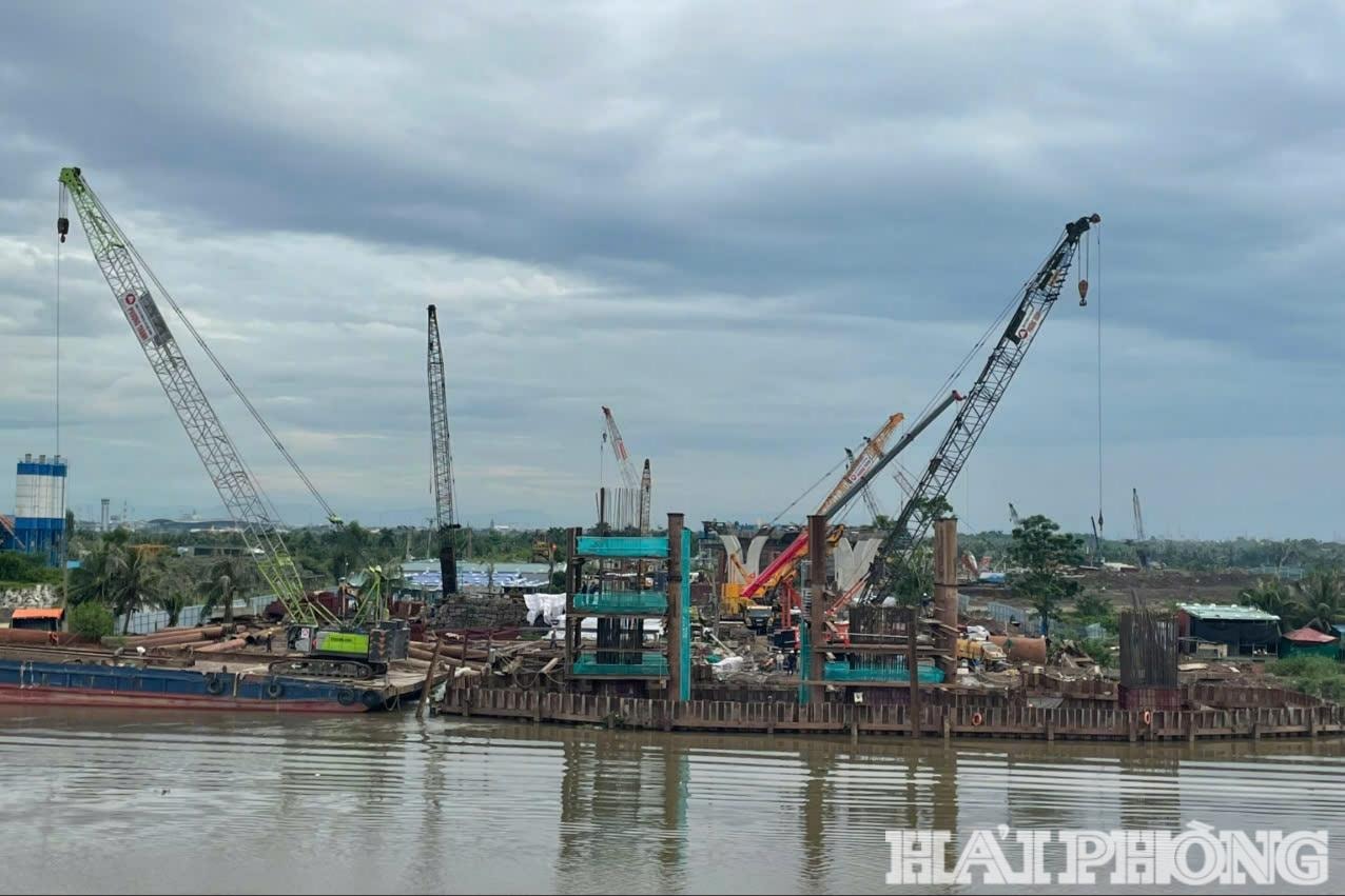 Phó giám đốc quản lý dự án đường Vành đai 2 đoạn tuyến Tân Vũ - Hưng Đạo - đường Bùi Viện Vũ Văn Cường chia sẻ: Để tạo không khí thi đua sôi nổi hướng về Đại hội Đảng bộ thành phố lần thứ nhất, nhiệm kỳ 2025 - 2030, chủ đầu tư chỉ đạo các nhà thầu bổ sung thiết bị máy móc kỹ thuật, nhân lực tổ chức thi công 
