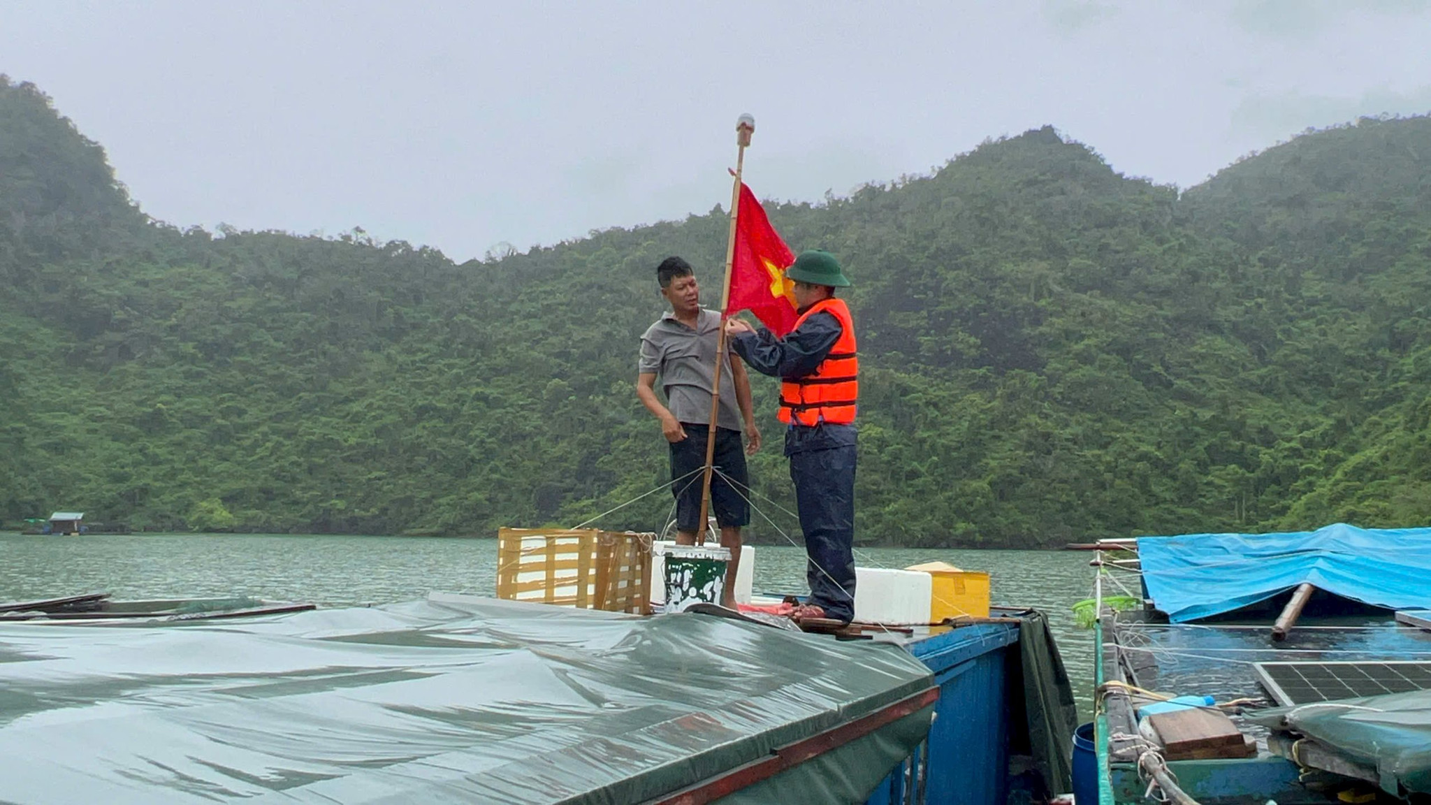 Cán bộ, chiến sĩ Hải đoàn Biên phòng 38 treo cờ Tổ quốc trên tàu ngư dân