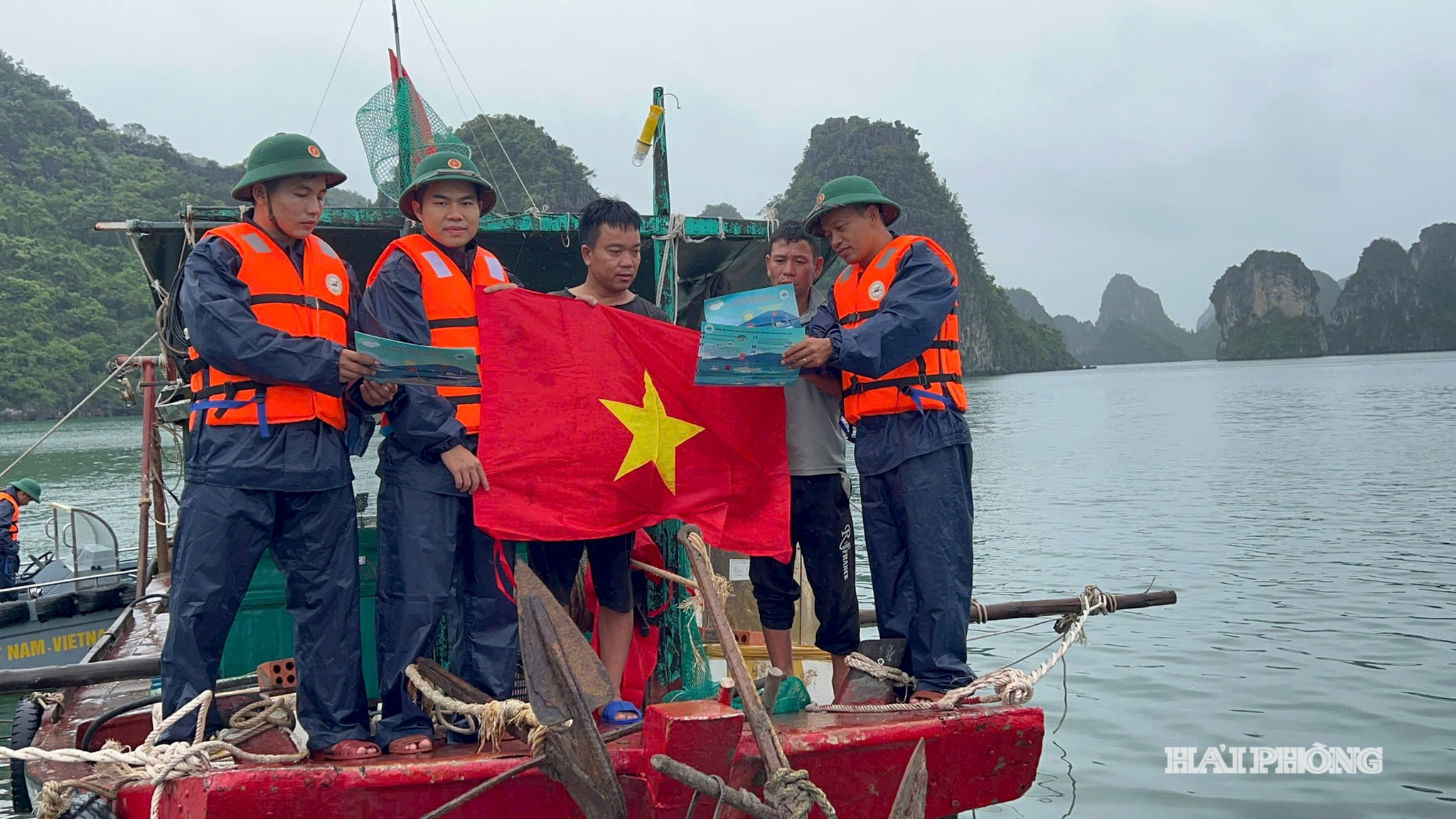 Cán bộ, chiến sĩ Hải đoàn Biên phòng 38 tuyên truyền, phổ biến pháp luật cho ngư dân