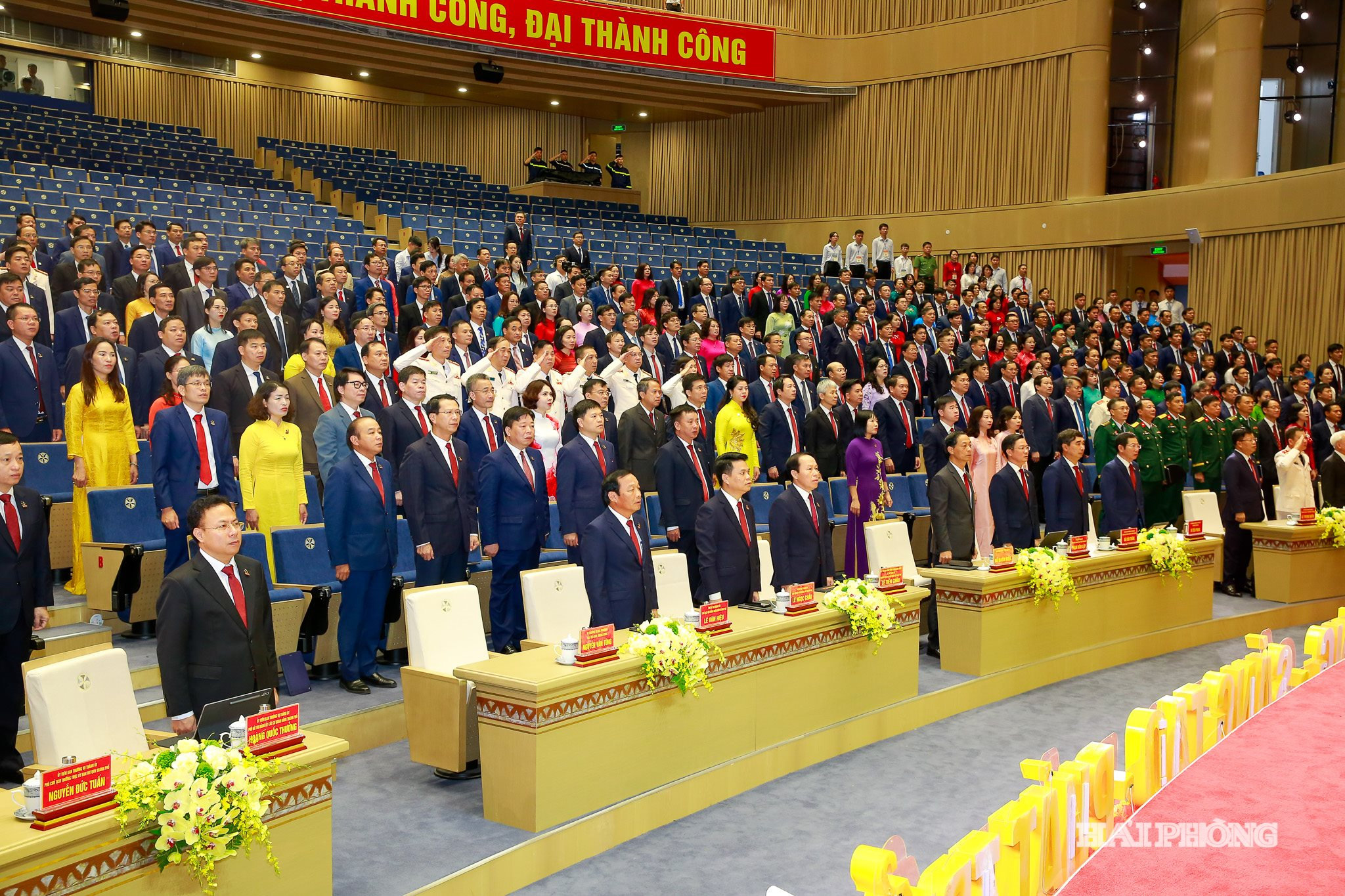 Các đại biểu thực hiện nghi lễ chào cờ trang nghiêm