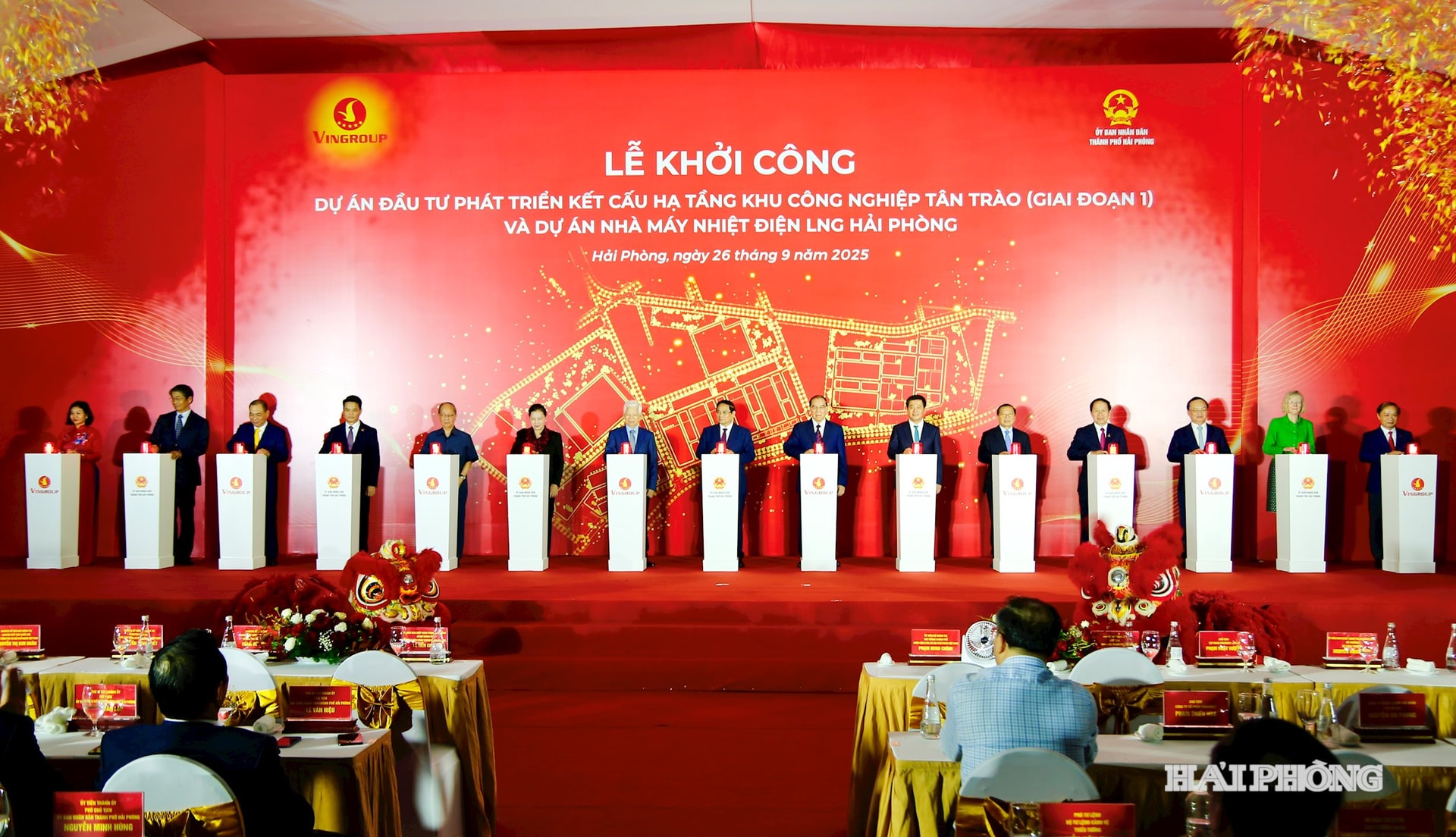 Đồng.chí Phạm Minh Chính, Uỷ viên Bộ Chính trị, Thủ tướng Chính phủ cùng các đồng chí lãnh đạo, nguyên lãnh đạo Đảng, Nhà nước, Tập đoàn Vingroup thực hiện nghi thức khởi công dự án .
