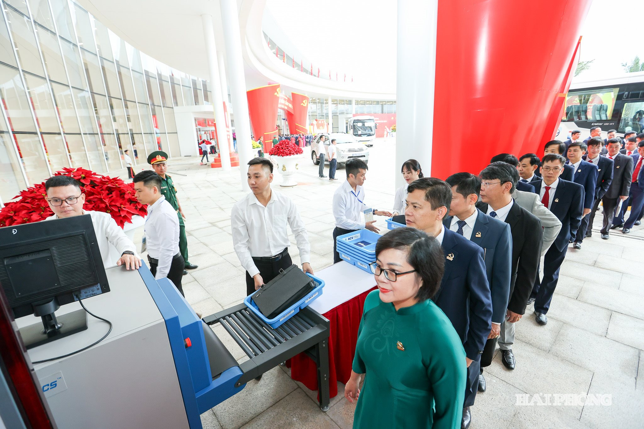 Các đại biểu xếp hàng kiểm tra an ninh trước khi vào hội trường