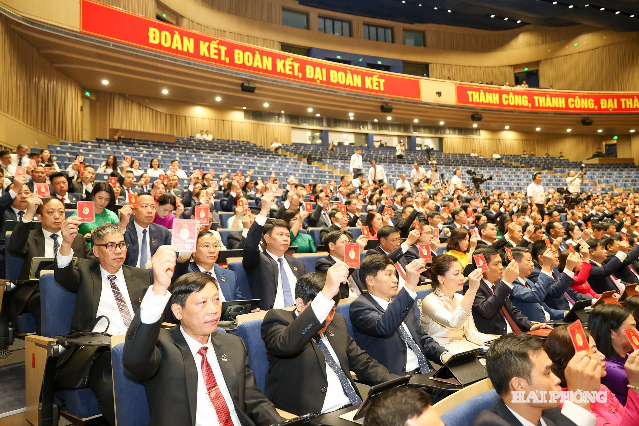 Các đại biểu biểu quyết, thông qua các nội dung quan trong trong ngày đầu
