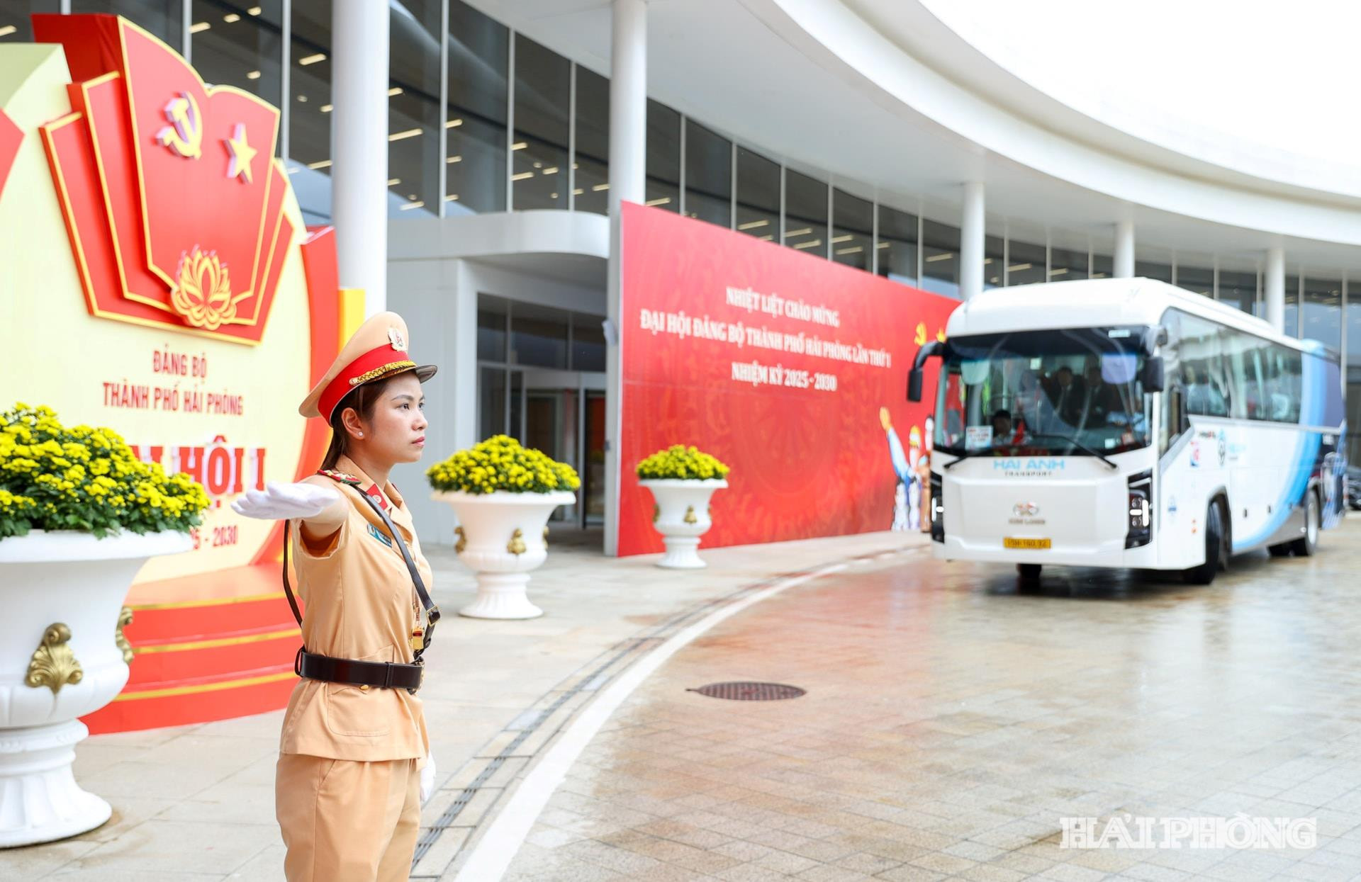 Lực lượng CSGT hướng dẫn xe chở đại biểu vào trung tâm hội nghị