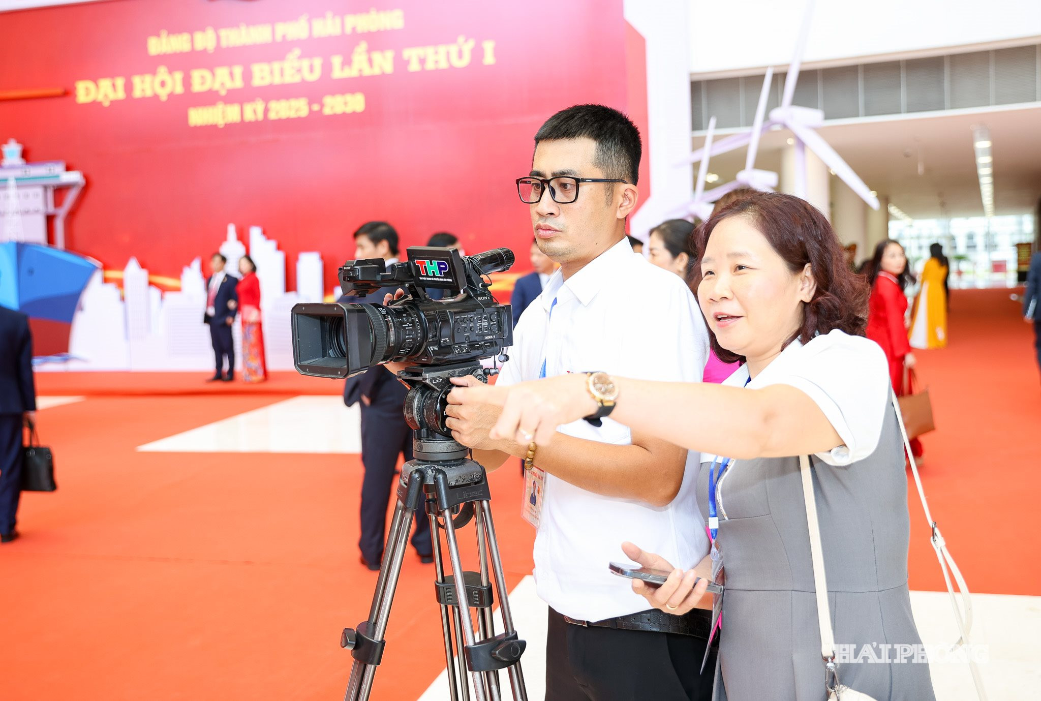 Các phóng viên, quay phim của Báo và phát thanh, truyền hình Hải Phòng tập trung cao, tuyên truyền đúng, kịp thời diễn biên đại hội trong ngày đầu tiên