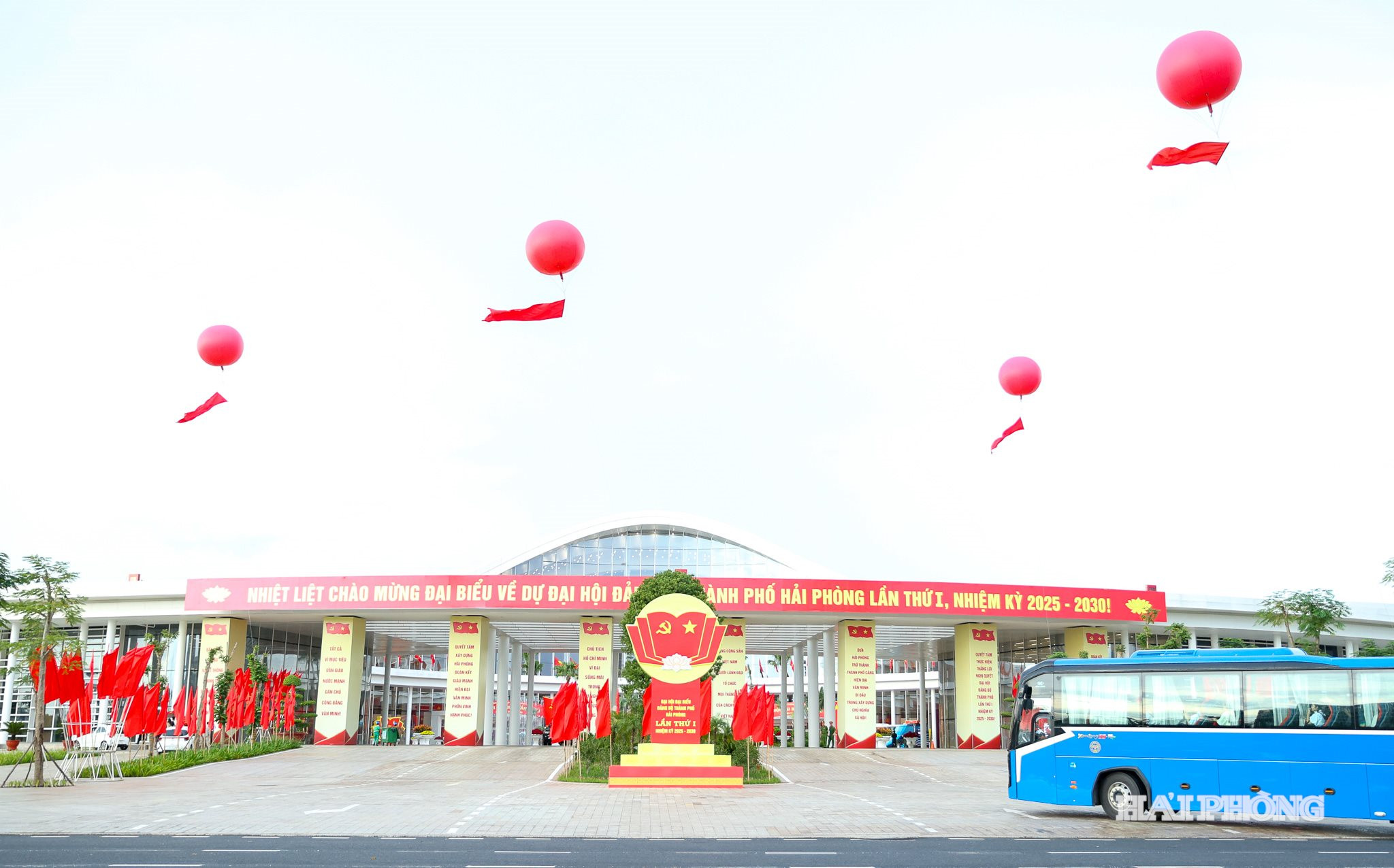 Đại hội được tổ chức trọng thể tại Trung tâm hội nghị và biểu diễn thành phố