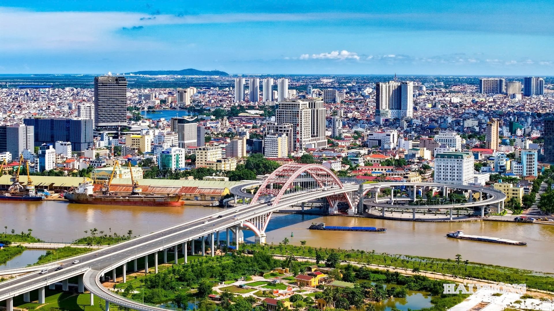 Hải Phòng - thành phố của những con sông, bến cảng và công trình mới đang vươn mình phát triển.