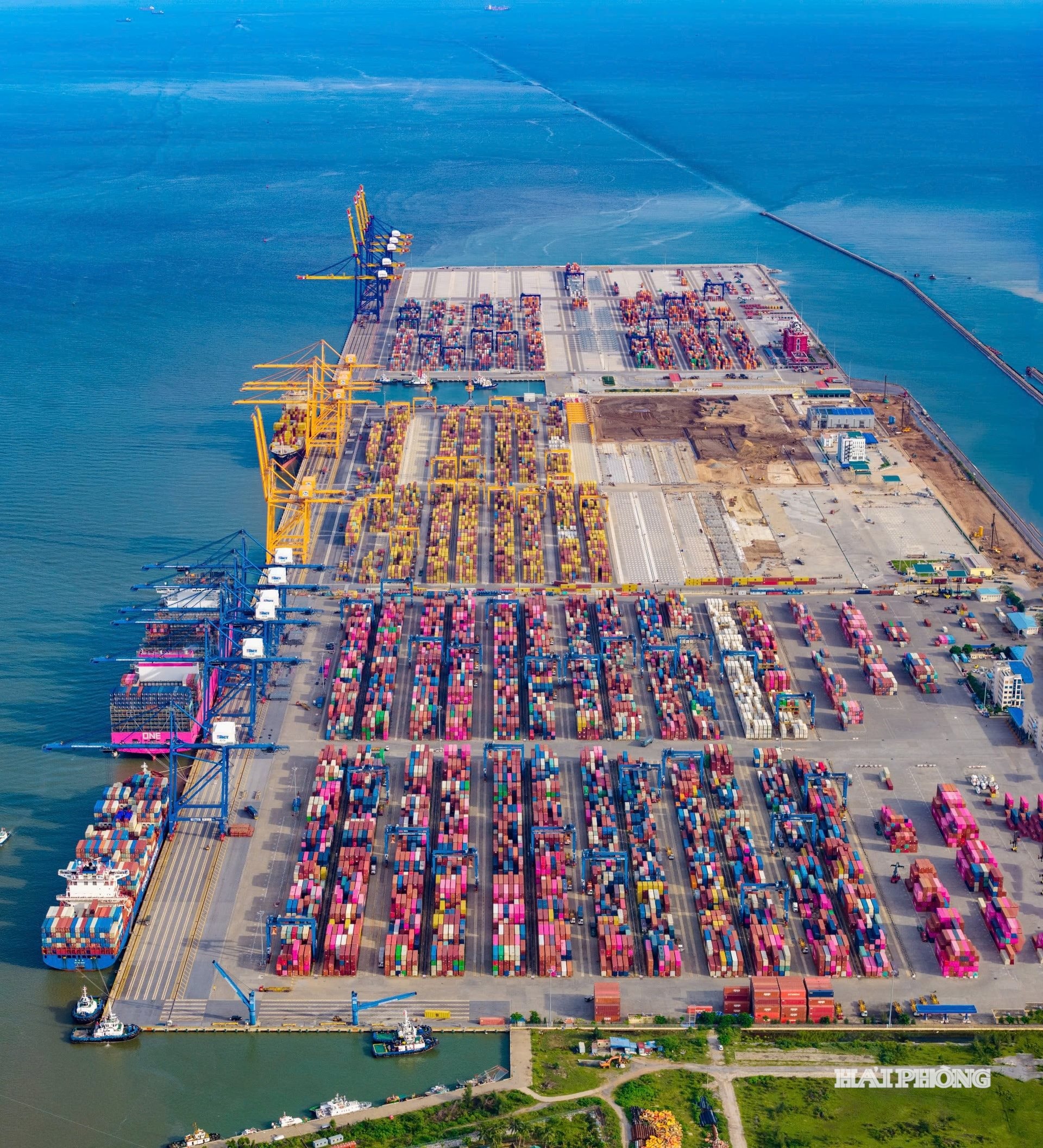 Thành phố hướng tới phát triển dịch vụ logistics, thương mại và cảng biển hiện đại.