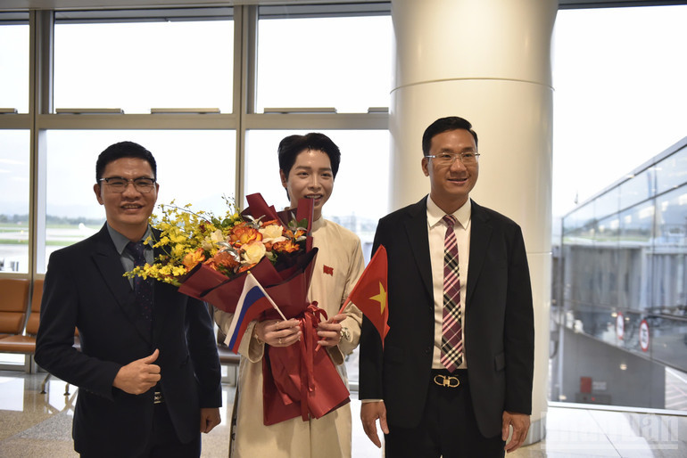 Phó Cục trưởng Nghệ thuật Biểu diễn Hà Minh Thắng (ngoài cùng bên phải) đón ca sĩ Đức Phúc tại Sân bay quốc tế Nội Bài. ndo_br_z7051243103872-2e0e2865bd361e4a0c52f7b35d3c91a5.jpg