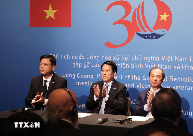 Chủ tịch nước Lương Cường gặp gỡ các cựu chiến binh Việt Nam và Hoa Kỳ. (Ảnh: Lâm Khánh/TTXVN) ttxvn-chu-tich-nuoc-gap-go-cac-cuu-chien-binh-viet-nam-va-hoa-ky-8290345-16.jpg
