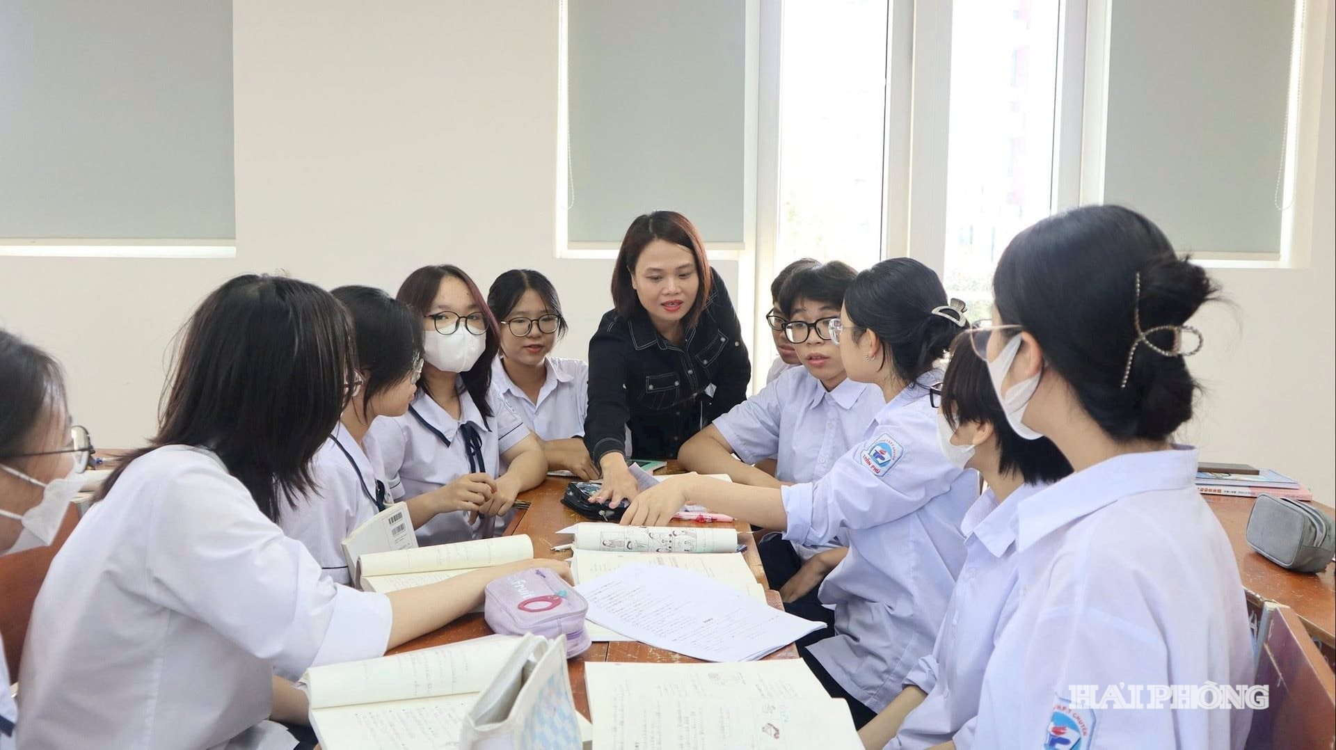 Với truyền thống hiếu học, Hải Phòng nhiều năm nằm trong tốp đầu cả nước về chất lượng bồi dưỡng học sinh giỏi; hướng tới mục tiêu trở thành trung tâm quốc tế về giáo dục, đào tạo, nghiên cứu, ứng dụng và phát triển khoa học - công nghệ, kinh tế biển, từng bước đưa Hải Phòng trở thành thành viên của Mạng lưới Thành phố học tập do UNESCO công nhận. Trong ảnh: Một tiết dạy tiếng Nhật tại Trường THPT chuyên Trần Phú.