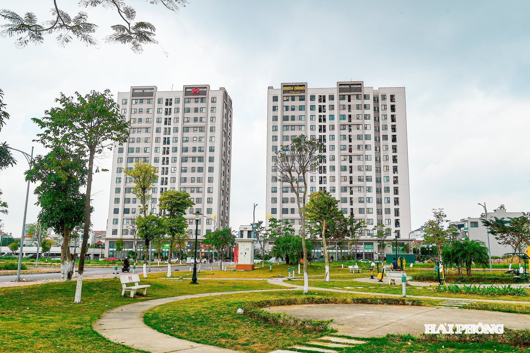 Hải Phòng quyết liệt triển khai các dự án nhà ở xã hội với 5.200 căn đã hoàn thành, 10 dự án với 15.200 căn tiếp tục được triển khai, 6 dự án đã có chủ trương đầu tư, vượt chỉ tiêu Thủ tướng Chính phủ giao đến năm 2025 là 15.400 căn. Trong ảnh: Khu chung cư Bạch Đằng trên địa bàn phường Hải Dương là dự án nhà ở xã hội mới nhất được đưa vào sử dụng.