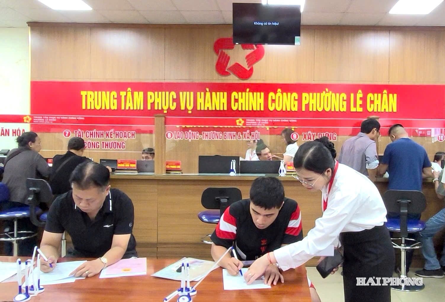 Công chức Trung tâm Phục vụ hành chính công phường Lê Chân hỗ trợ người dân thực hiện thủ tục hành chính.