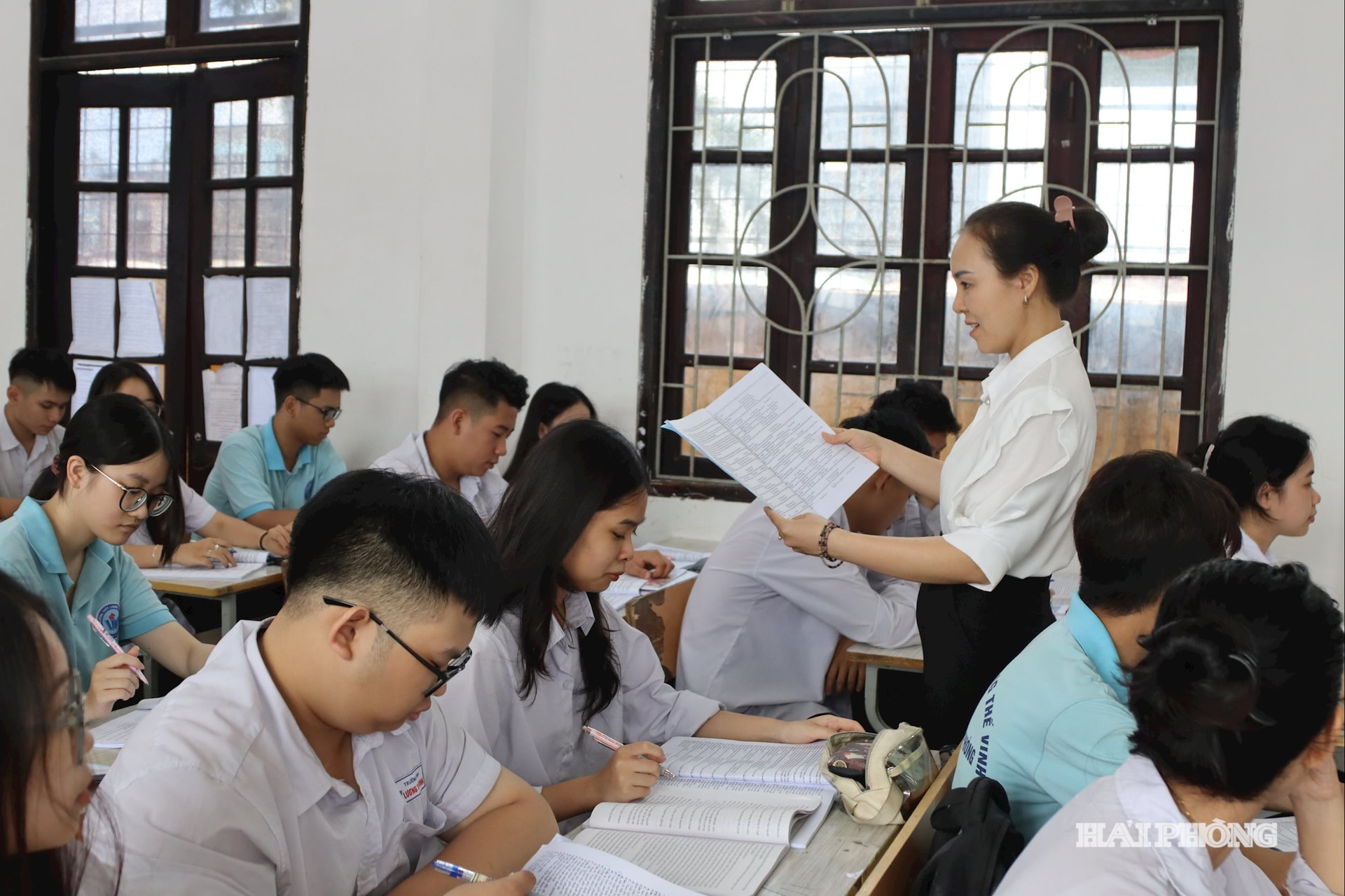 Giáo viên và học sinh Trường THPT Lương Thế Vinh (thành phố Hải Phon) trong giờ học. Ảnh: BÙI HẠNH