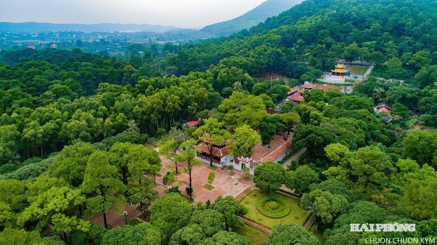 Quần thể di tích thắng cảnh Yên Tử - Vĩnh Nghiêm - Côn Sơn, Kiếp Bạc vừa được UNESCO ghi danh là Di sản văn hóa thế giới. Trong ảnh: Quang cảnh khu di tích Côn Sơn.