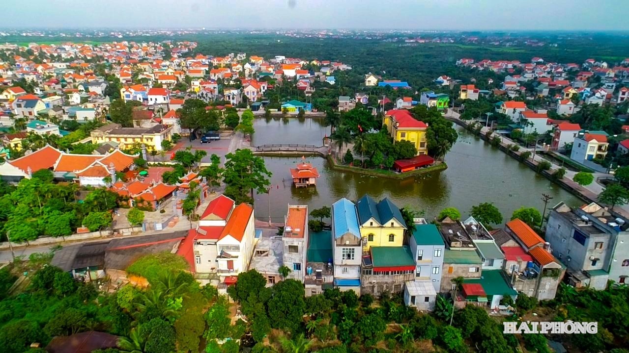 Nông thôn mới ngày càng khang trang, lại cuộc sống ấm no, hạnh phúc cho người dân. Trong ảnh: Xã nông thôn mới Hà Tây.