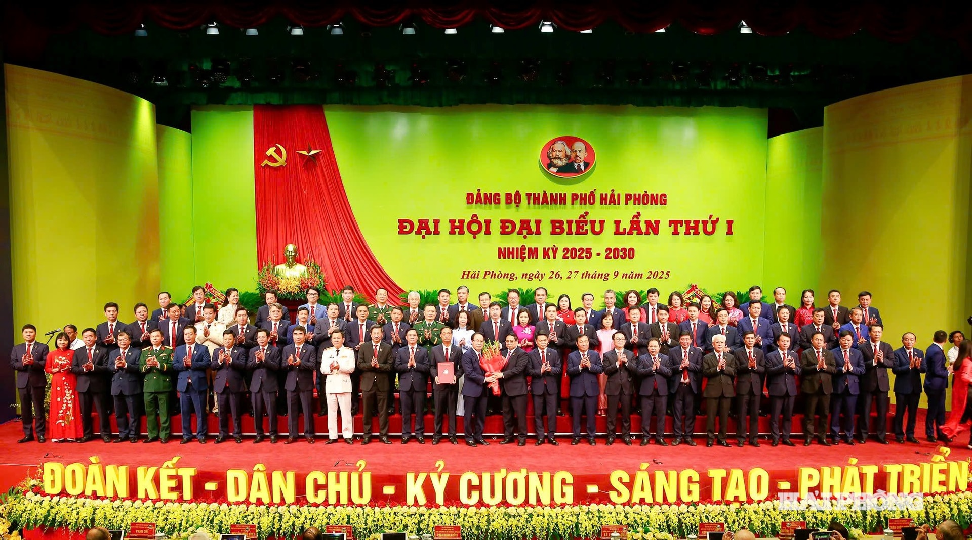 Đồng chí Phạm Minh Chính, Ủy viên Bộ Chính trị, Thủ tướng Chính phủ tặng hoa chúc mừng Ban Chấp hành Đảng bộ thành phố Hải Phòng khóa 1.