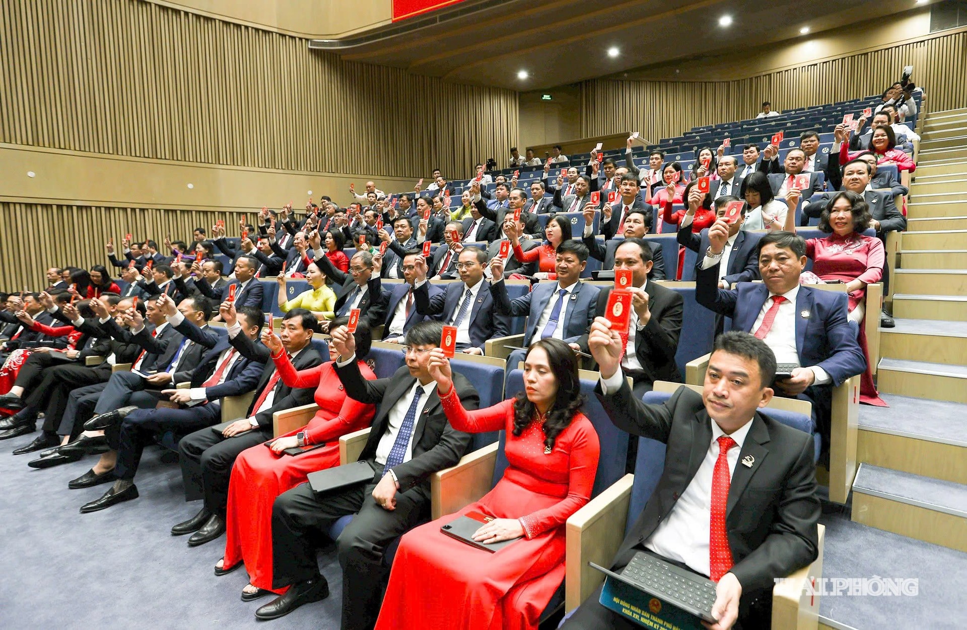 Các đại biểu biểu quyết tại Đại hội.