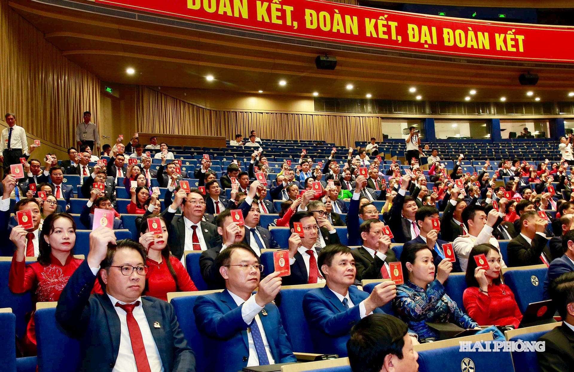  Các đại biểu biểu quyết thông qua Nghị quyết Đại hội đại biểu Đảng bộ thành phố Hải Phòng lần thứ nhất.