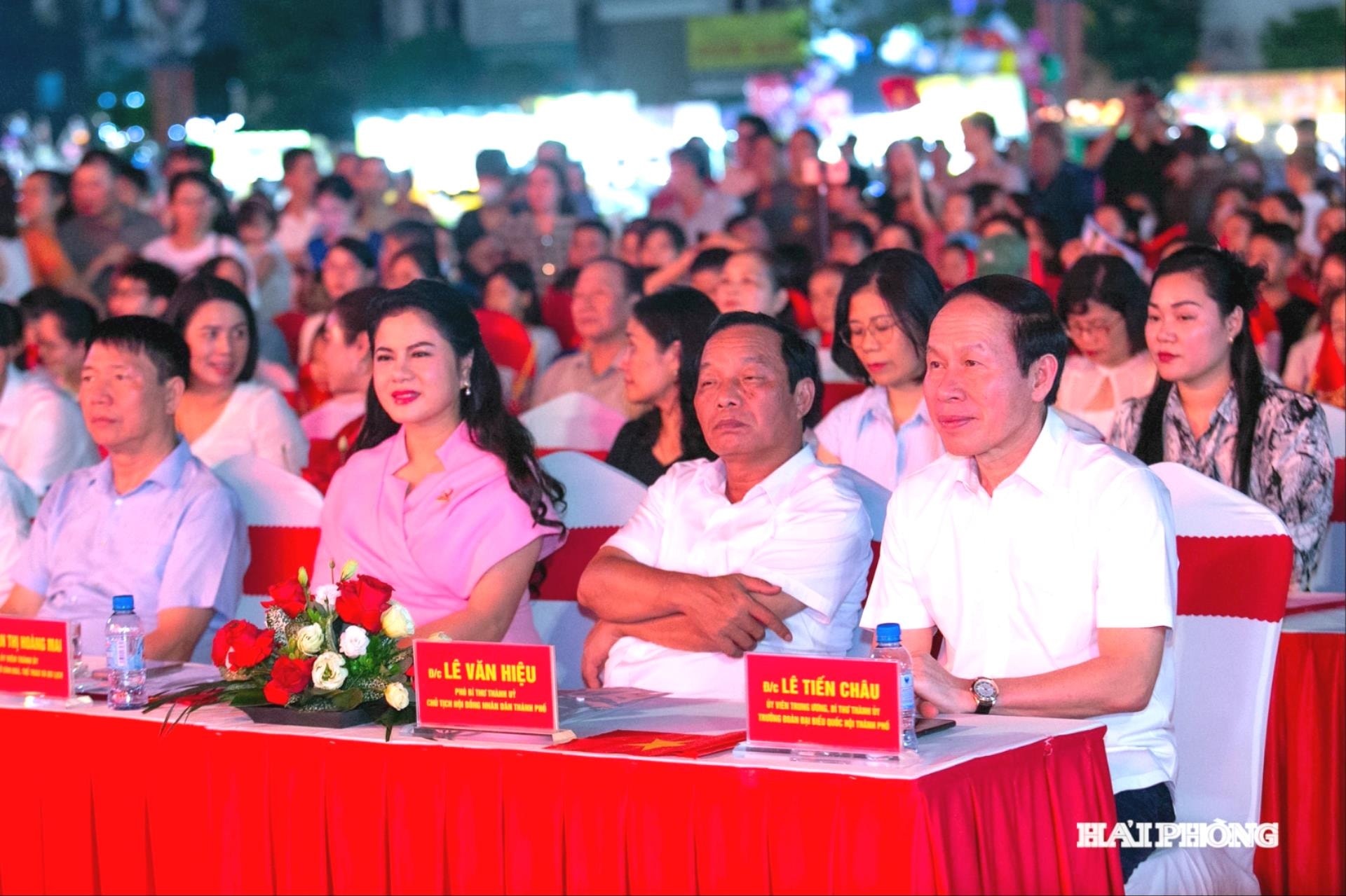 Các đồng chí Lê Tiến Châu, Ủy viên Trung ương Đảng, Bí thư Thành ủy, Trưởng Đoàn Đại biểu Quốc hội thành phố; Lê Văn Hiệu, Phó bí thư Thành ủy, Chủ tịch HĐND thành phố cùng các đại biểu dự chương trình tại điểm cầu Quảng trường Trung tâm Văn hóa xứ Đông.