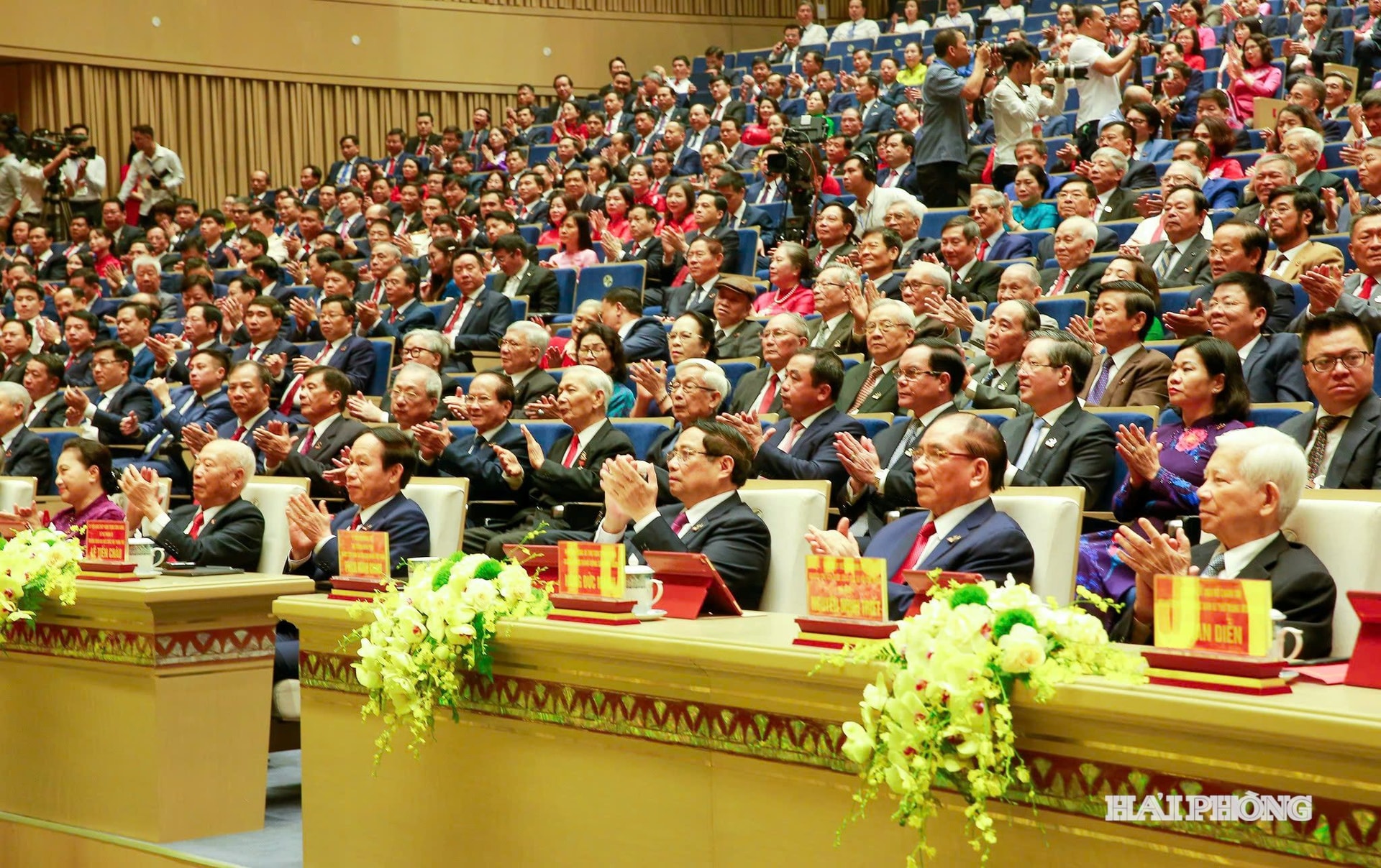 Anh báo in phần tiep: Các đồng chí lãnh đạo, nguyên lãnh đạo Đảng, Nhà nước và đại biểu dự Đại hội.