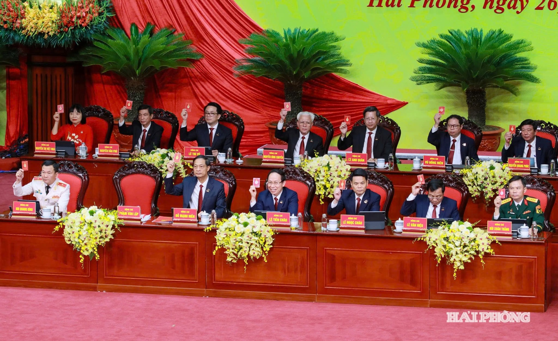 Các đồng chí trong Đoàn Chủbiểu quyết thông qua Nghị quyết Đại hội Đảng bộ thành phố lần thứ I, nhiệm kỳ 2025 - 2030.