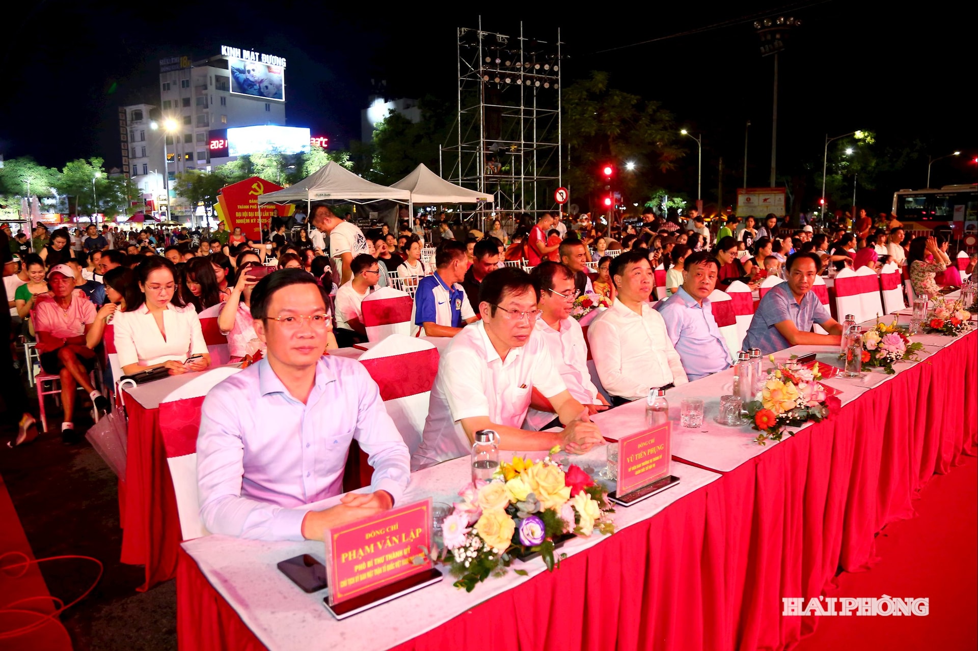 Các đồng chí Lê Ngọc Châu, Phó bí thư Thành ủy, Chủ tịch UBND thành phố cùng các đồng chí lãnh đạo UBND, HĐND, Bạn, ngành dự chương trình chào mừng thành công Đại hội đại biểu Đảng bộ thành phố Hải Phòng