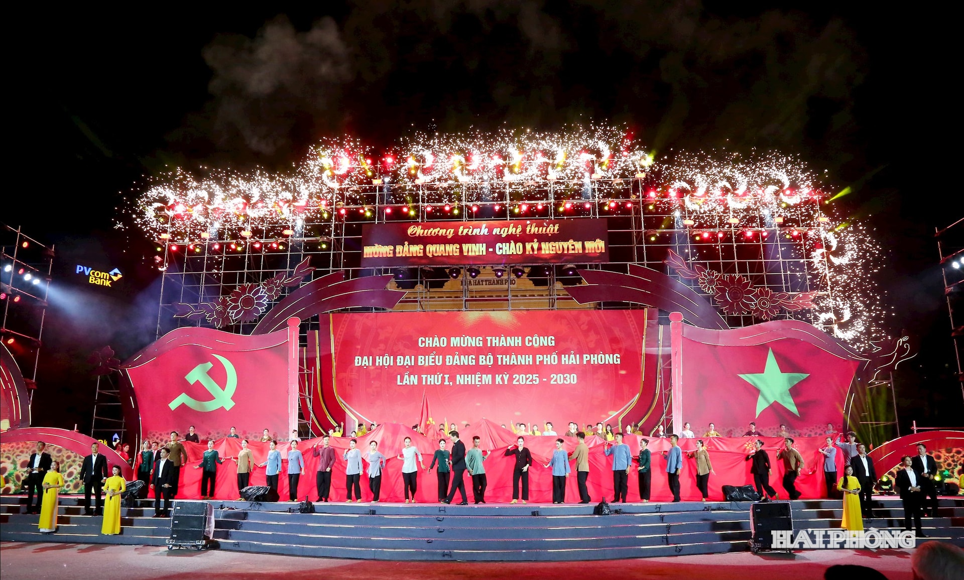 Chương trình nghệ thuật chào mừng thành công Đại hội đại biểu Đảng bộ thành phố Hải Phòng - truyền hình trực tiếp tại điểm cầu Quảng trường Nhà hát thành phố