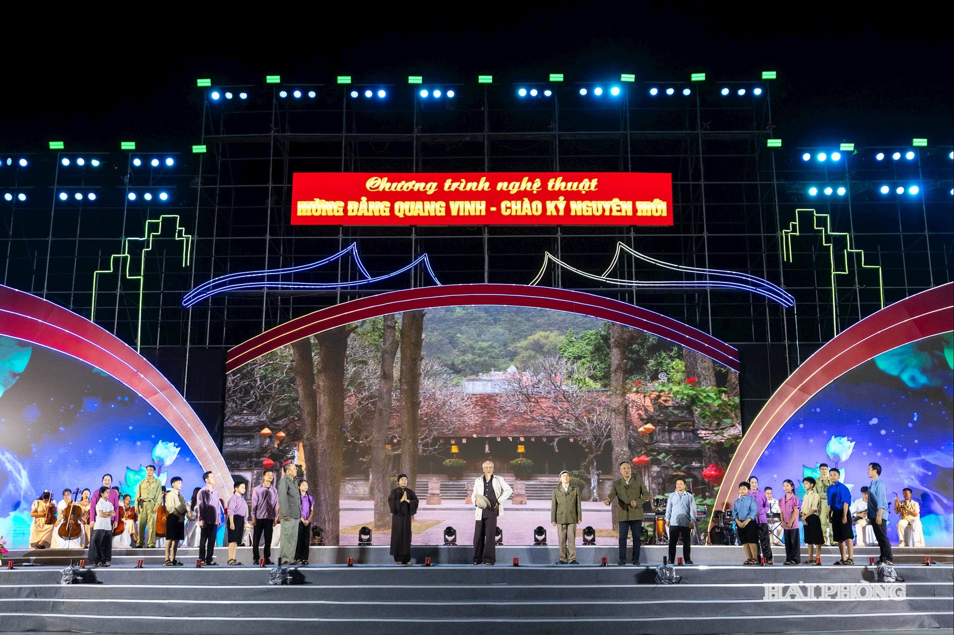 Hoạt cảnh chèo: Côn Sơn in dấu chân người, Hồ Chí Minh đẹp nhất tên người do tập thể nghệ sỹ Nhà hát Chèo xứ Đông biểu diễn