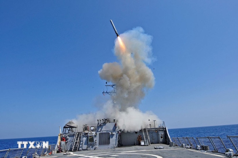 Tên lửa hành trình Tomahawk được phóng từ tàu khu trục USS Barry trên Địa Trung Hải. (Ảnh: AFP/TTXVN)