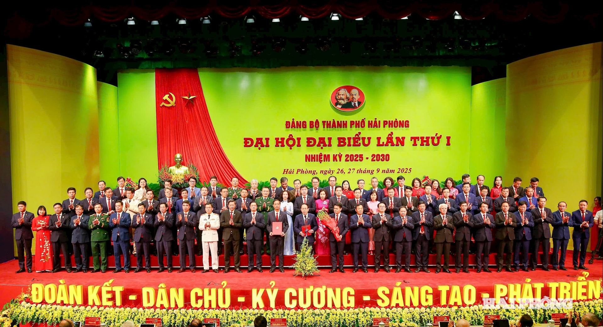 Đồng chí Bí thư Thành ủy Lê Tiến Châu thay mặt Ban Chấp hành Đảng bộ thành phố khóa I phát biểu nhận nhiệm vụ