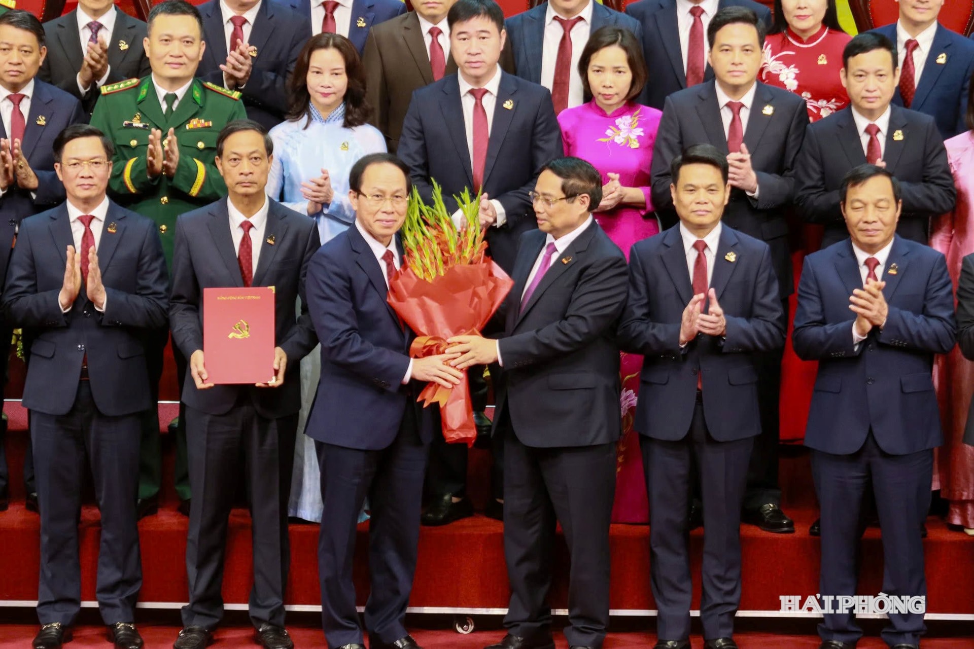 Đồng chí Phạm Minh Chính, Ủy viên Bộ Chính trị, Thủ tướng Chính phủ tặng hoa chúc mừng Ban Chấp hành Đảng bộ thành phố Hải Phòng khóa I, nhiệm kỳ 2025-2030