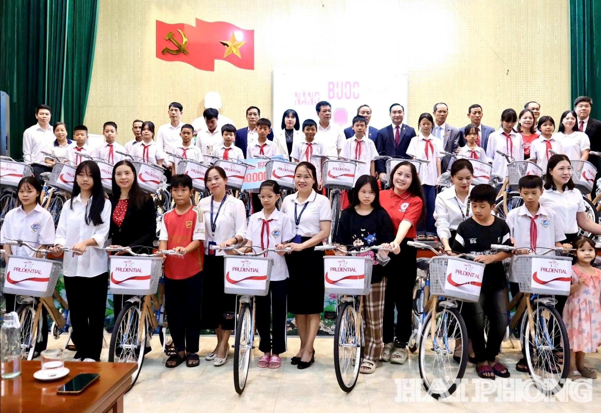 Anh bao in: 29 học sinh trên địa bàn phường Tân Hưng được tặng xe đạp.