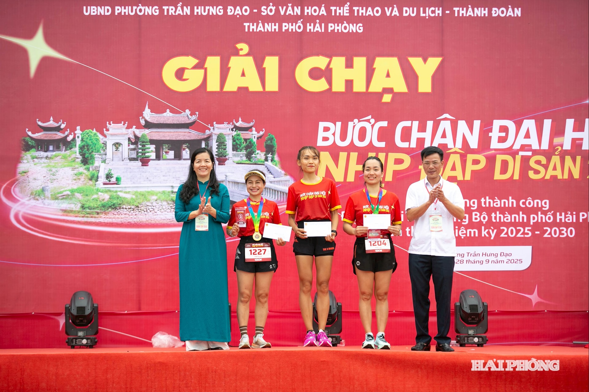 Ban tổ chức trao giải cho các vận động viên Hoàng Hương Thủy, Phạm Thị Y Ta, Hoàng Trang - những vận động viên giành nhất, nhì, ba cự ly 10 km của nữ. Giải chạy “Bước chân Đại hội - Nhịp đập di sản 2025” khép lại trong niềm vui, niềm tự hào, để lại dấu ấn đẹp về tinh thần thể thao, tình đoàn kết và khát vọng xây dựng Hải Phòng ngày càng văn minh, hiện đại, giàu bản sắc.