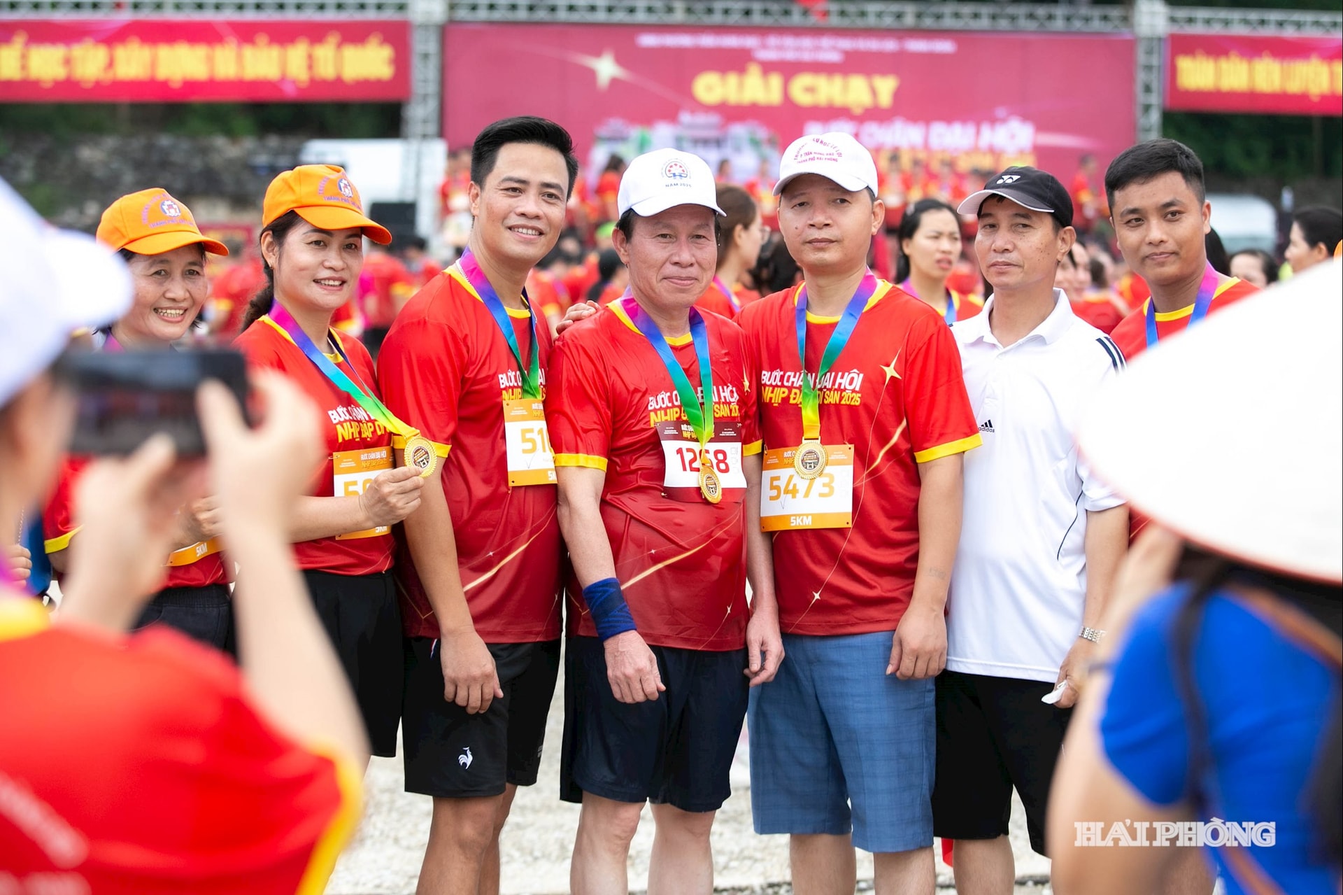 Dịp này, nhiều người dân và các runner tranh thủ trò chuyện, chụp ảnh lưu niệm cùng lãnh đạo thành phố.