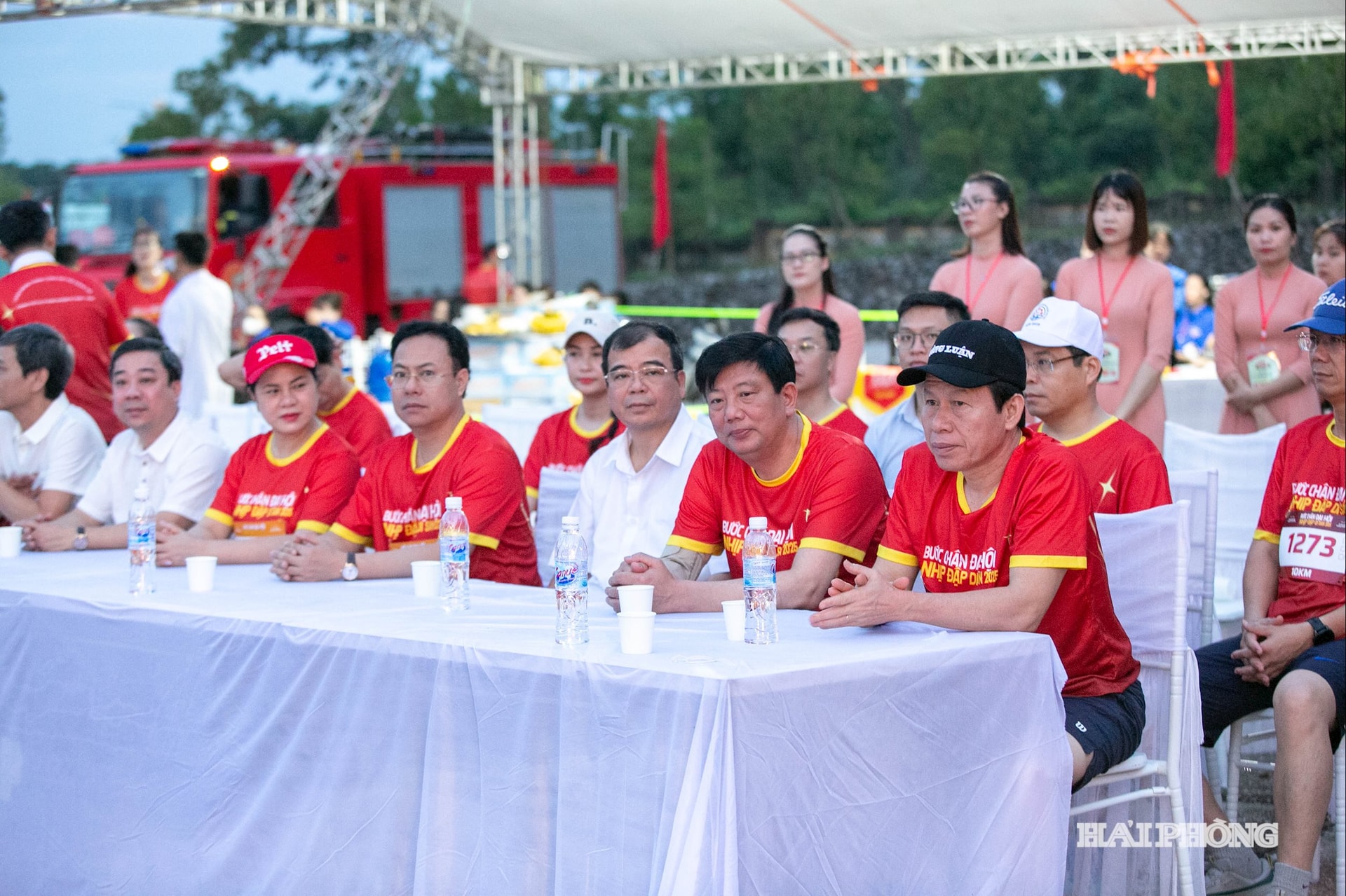 Dự và trực tiếp tham gia giải có các đồng chí: Lê Tiến Châu, Ủy viên Trung ương Đảng, Bí thư Thành ủy, Trưởng Đoàn Đại biểu Quốc hội thành phố Hải Phòng; Nguyễn Quang Phúc, Ủy viên Ban Thường vụ Thành ủy, Trưởng Ban Tuyên giáo và Dân vận Thành ủy; Hoàng Quốc Thưởng, Ủy viên Ban Thường vụ Thành ủy, Phó bí thư Thường trực Đảng ủy Các cơ quan Đảng thành phố; Nguyễn Minh Hùng, Phó Chủ tịch UBND thành phố; Trần Thị Hoàng Mai, Giám đốc Sở Văn hóa, Thể thao và Du lịch cùng hơn 1.200 vận động viên.
