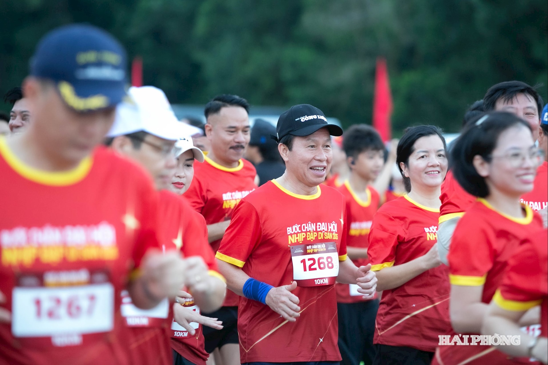 Bí thư Thành ủy Lê Tiến Châu trực tiếp tham gia cự ly 10 km, hòa cùng nhịp bước của hơn 1.200 runner là đoàn viên, thanh niên, cán bộ, người lao động đến từ nhiều câu lạc bộ, doanh nghiệp, trường học và các tổ chức xã hội trên địa bàn thành phố.