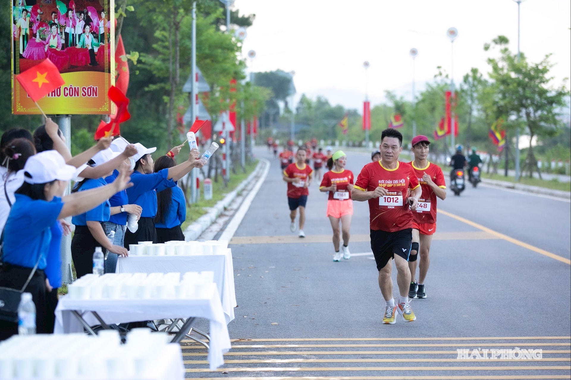 Hàng trăm cổ động viên, người dân địa phương đến cổ vũ, tạo nên bầu không khí náo nhiệt, gắn kết cộng đồng. Nhiều vận động viên chia sẻ, việc được chinh phục đường chạy ngay trong lòng di sản văn hóa thế giới là trải nghiệm đặc biệt, để mỗi bước chân thêm ý nghĩa và tự hào.