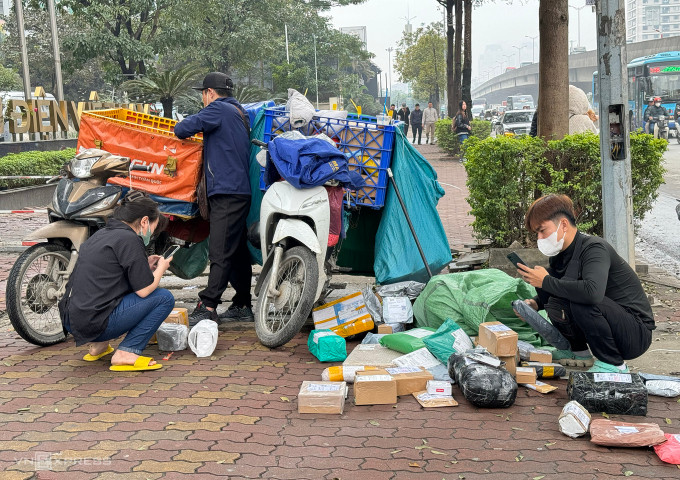 Giao hàng mua sắm online tại phố Duy Tân, Hà Nội tháng 2/2024. Ảnh: Ngọc Thành