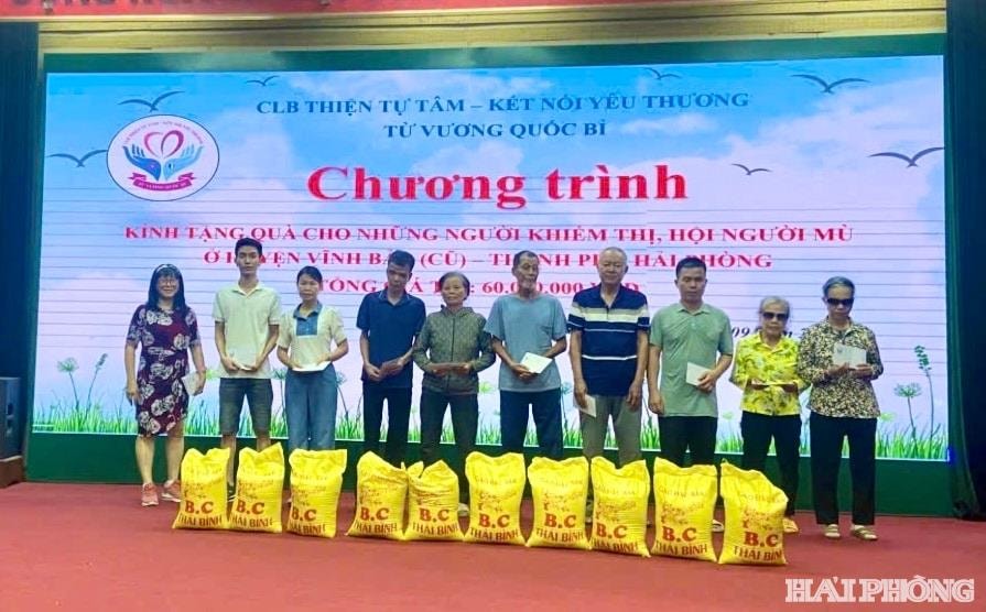 តំណាងក្លឹប Thien Tu Tam - ភ្ជាប់ស្នេហាពីព្រះរាជាណាចក្របែលហ្ស៊ិកបានផ្តល់អំណោយដល់ជនពិការភ្នែក។